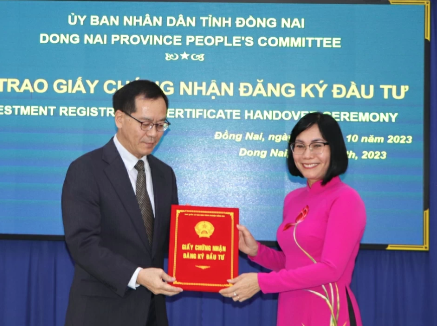 Phó chủ tịch UBND tỉnh Nguyễn Thị Hoàng trao giấy chứng nhận đầu tư cho Công ty TNHH SMC Việt nam
