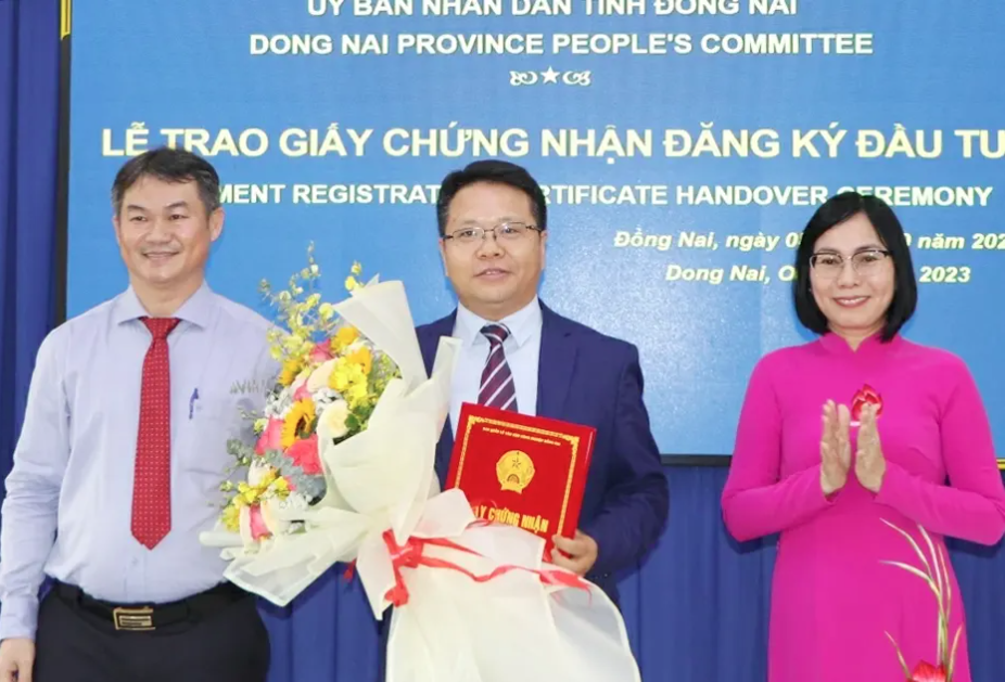 Phó chủ tịch UBND tỉnh Nguyễn Thị Hoàng trao giấy chứng nhận đầu tư cho Công ty TNHH Kingfa Science & Technology (Trung Quốc)